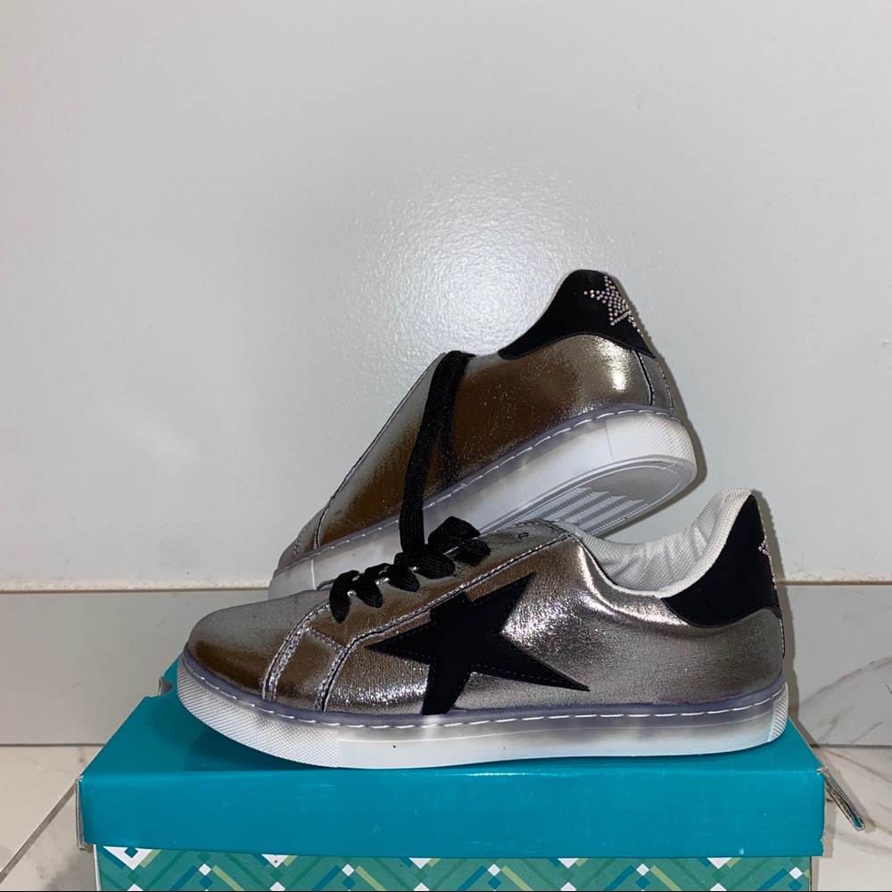 NIB Anna Shoes Gray/Black Star Cutout Sneakers 8
